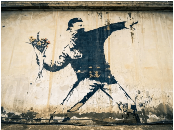 팔레스타인 분쟁지역에 그린 뱅크시의 작품 &#39;꽃을 던지는 사람&#39;