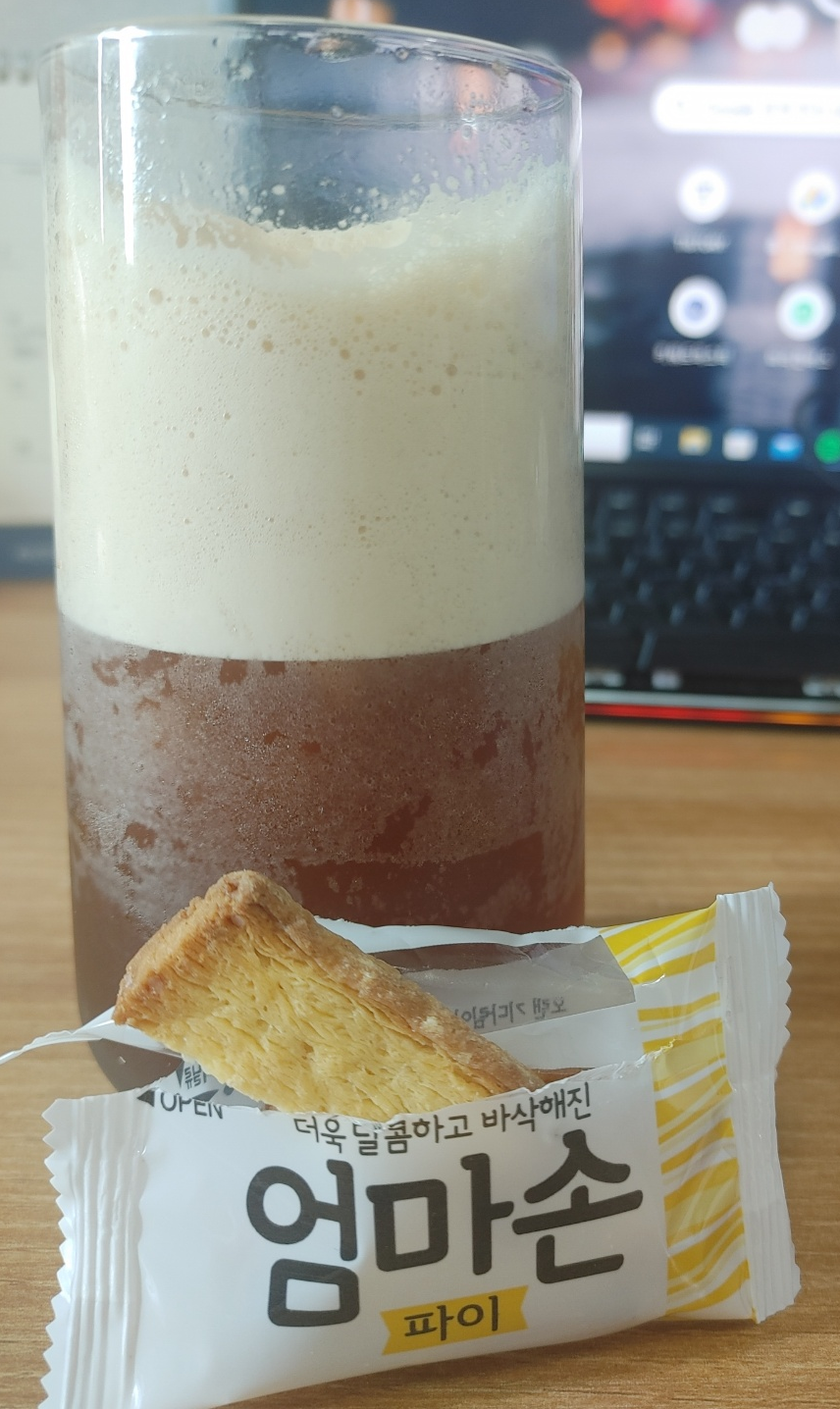  엄마손파이는 참 맛있어... 아메리카노와의 조합은 최고입니다.
