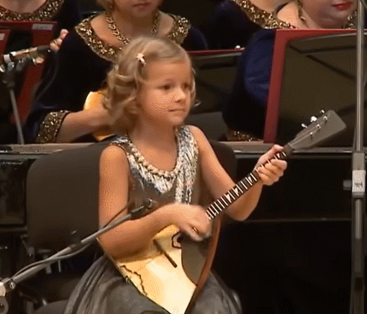  마치 성숙한 음악가 같은 7살의 발랄라이카 연주자 VIDEO:Anastasiia Tiurina (7 years) "Valenki" balalaika