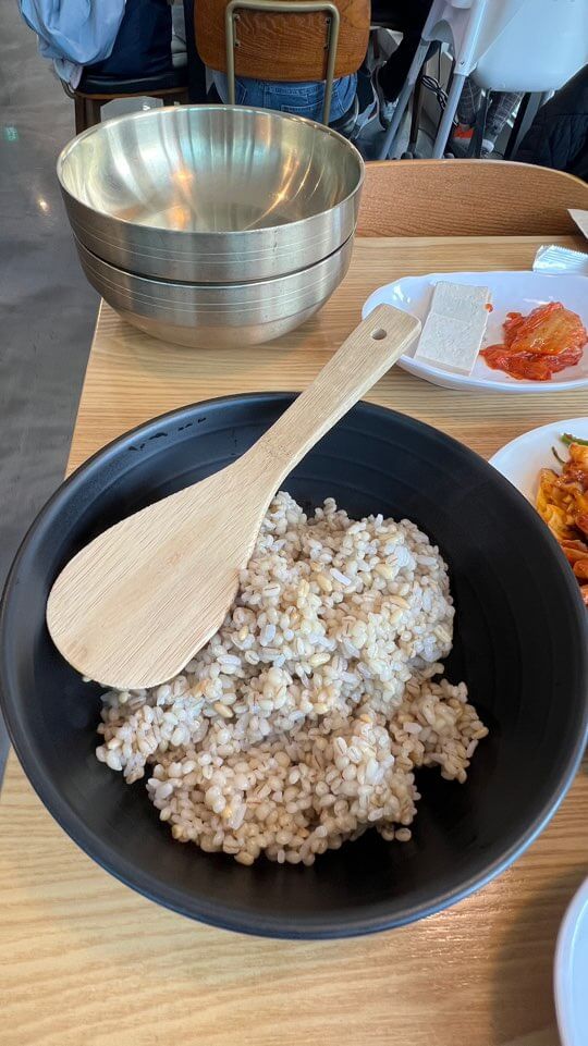 보리밥과 주걱 양푼그릇