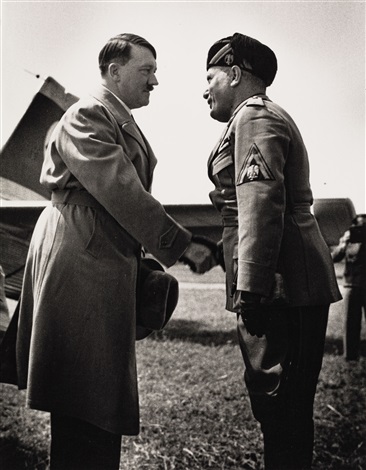 아돌프 히틀러와 베니토 무솔리니의 첫 만남 (The first meeting of Adolf Hitler and Benito Mussolini)&amp;#44; 1934년 6월 베니스&amp;#44; 알프레드 아이젠슈타트(by Alfred Eisenstaedt) - 출처 : artnet
