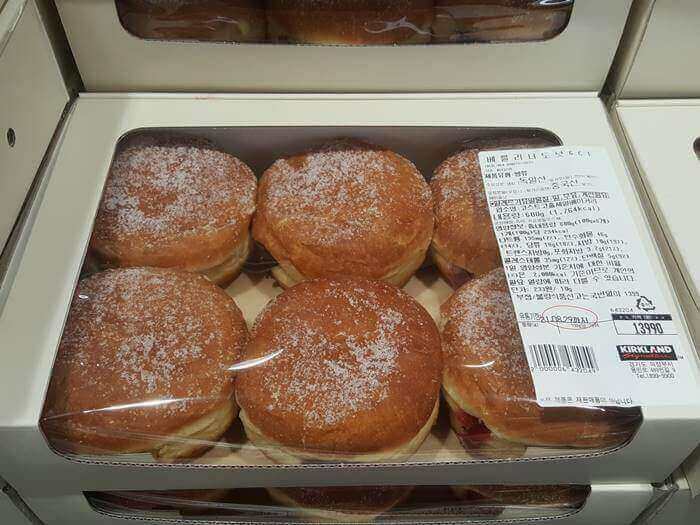 코스트코빵제품-박스안에-들어있는-설탕이뿌려진-크림도넛
