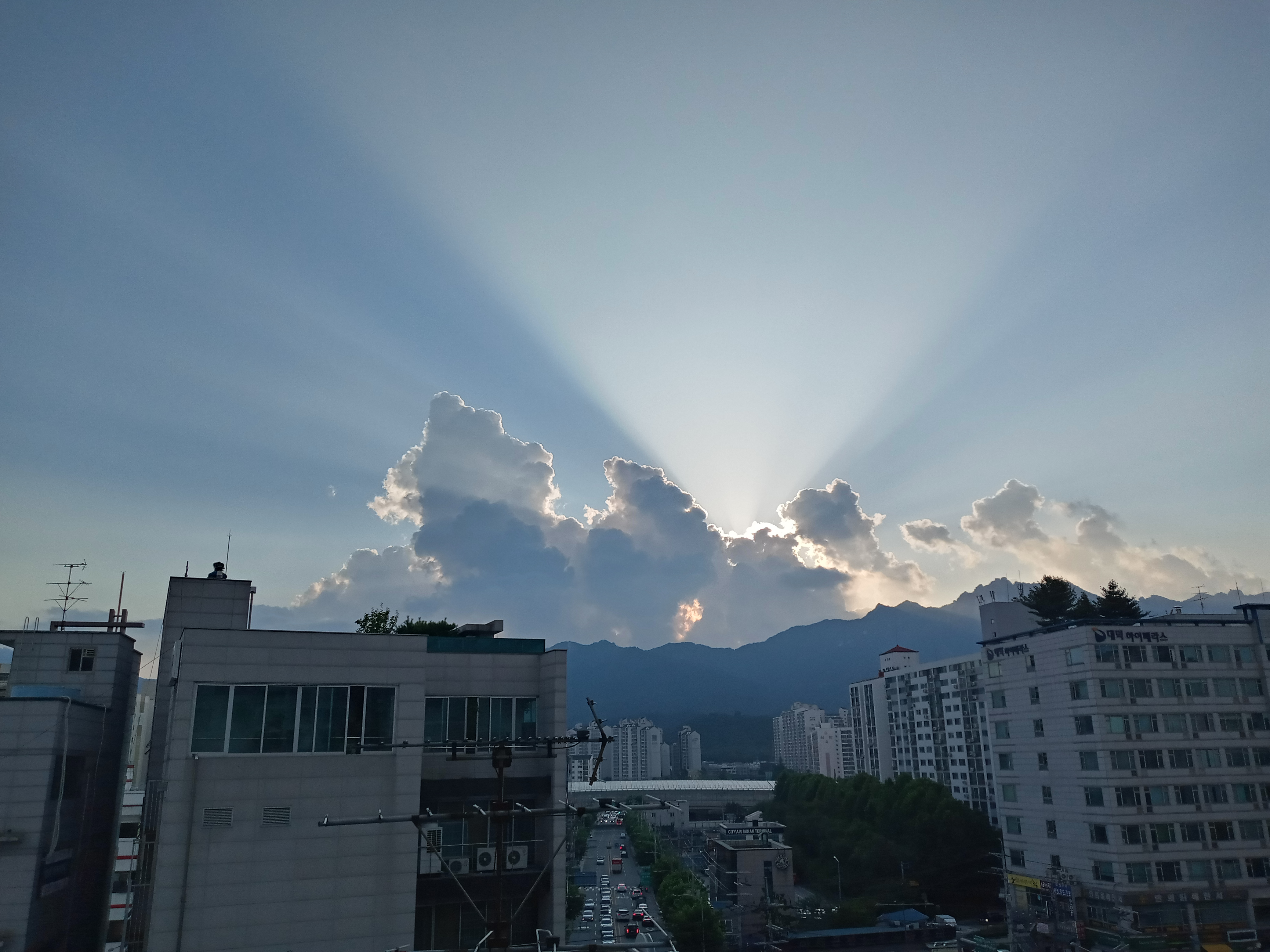  빛이 번지는 예쁜 하늘, 틴들현상 일까요?