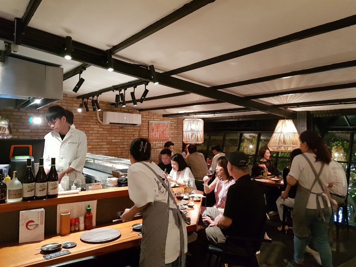 호치민 빈탄군 야키토리 전문점 YAKITORI HACHIBEI - 식당 2층 분위기