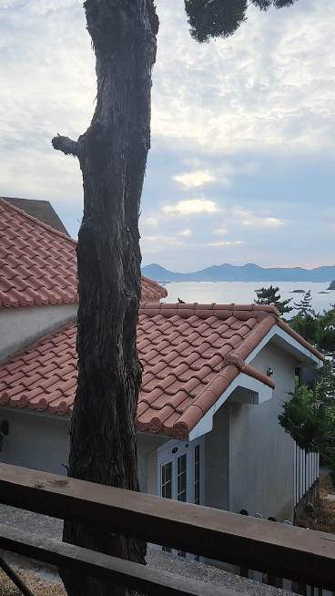 남해바다와-주황색지붕-건물들