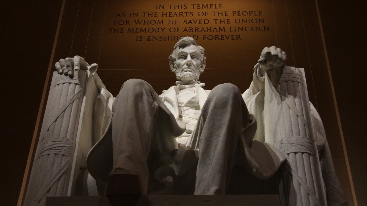 옥좌에 있는 링컨 대통령