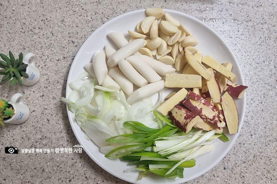 세 가지를 한꺼번에 맛보는 삼겹, 푸살볶음, 고추장삼겹살, 고구마 떡, 고기 13