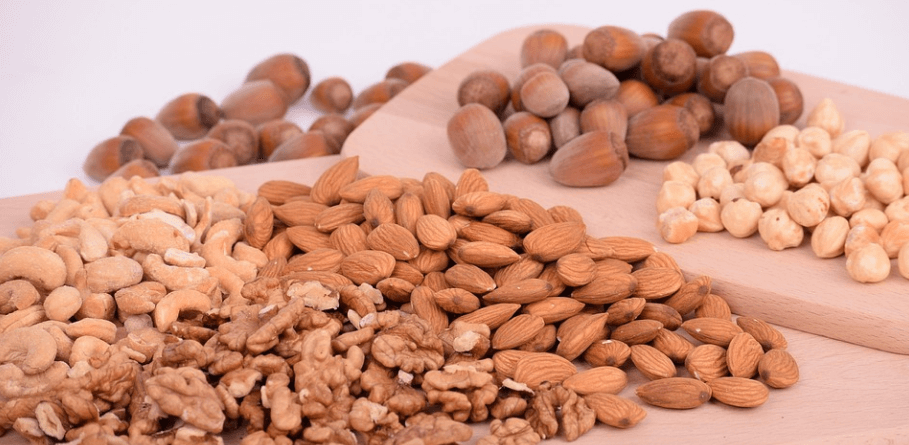 견과류가 여러개 깔려있다