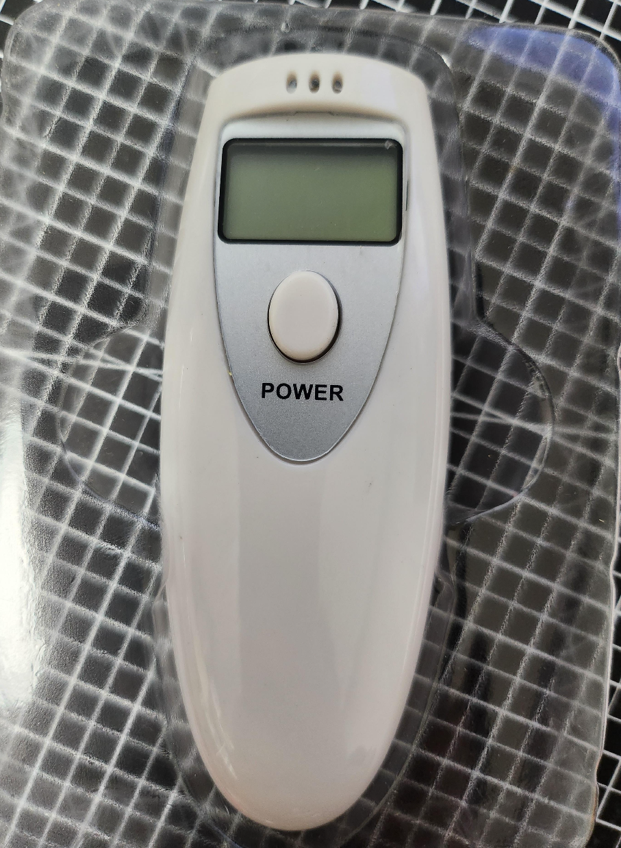 음주측정기 몸체 사진이다.
흰색바탕에 Power 버튼이 하나 있다.
크기는 약 10센치 정도 된다.