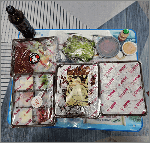 마왕족발 마라통구이&#44; 상 한가득한 음식