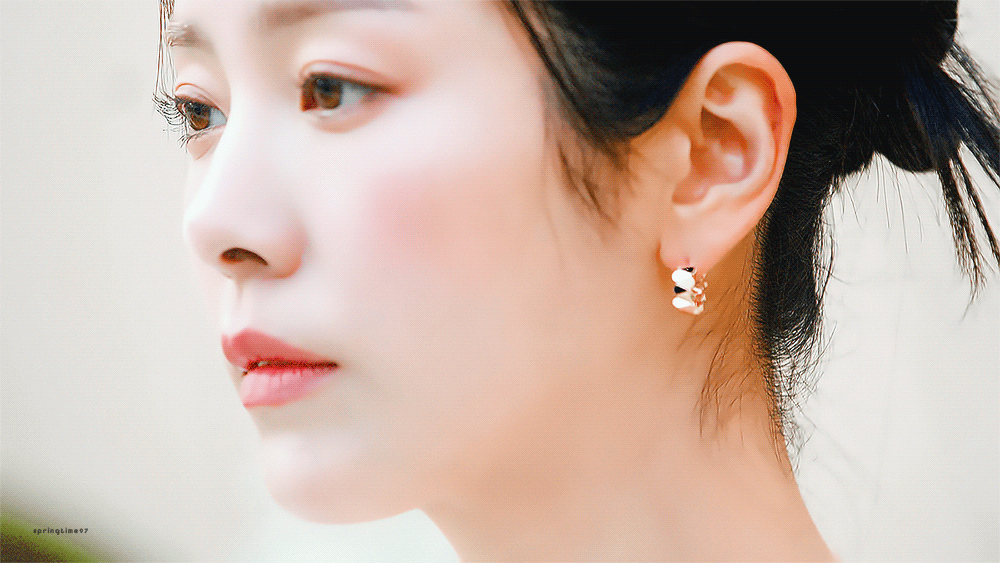  골든듀 2022 모닝듀 컬렉션 한지민 움짤.gif