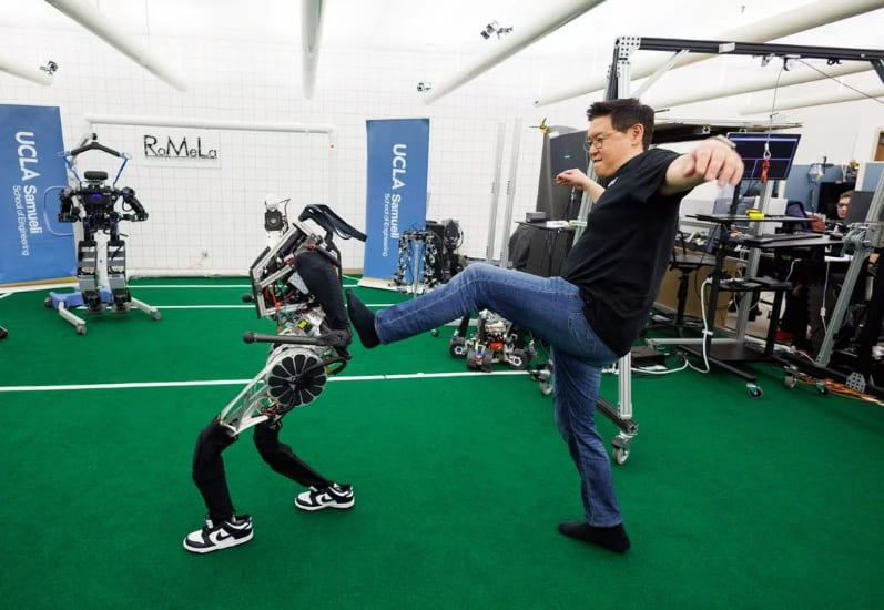 축구 교체 멤버 로봇으로 대체 가능? ARTEMIS, a soccer-playing humanoid robot, is ready for the pitch