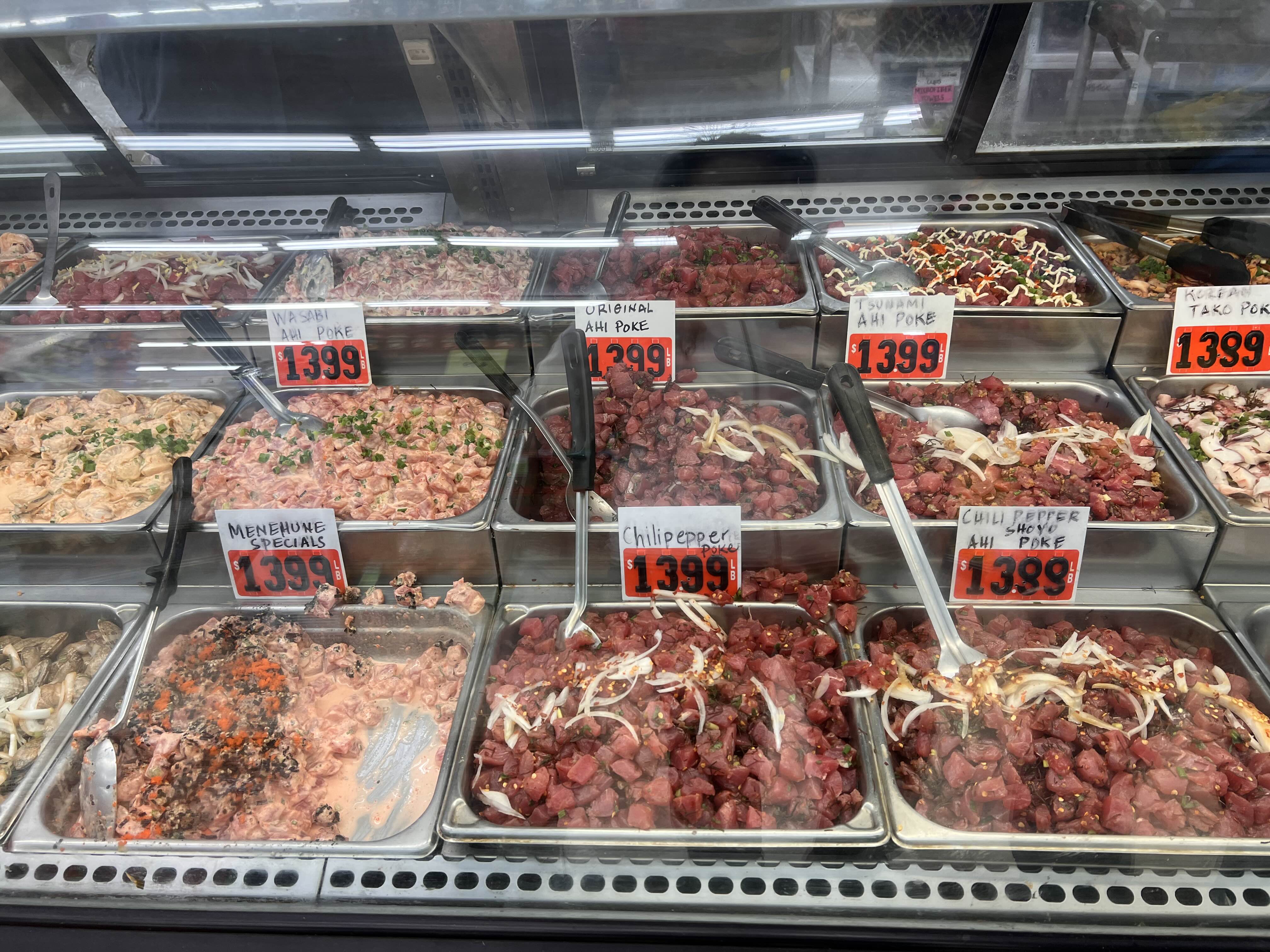 카우아이 와이메아 지역의 이시하라 마켓에서 파는 포케