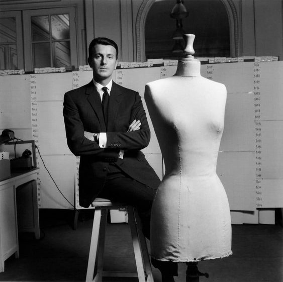 지방시의 창립자 위베르 드 지방시(Hubert de Givenchy)가 의자에 앉아있는 사진