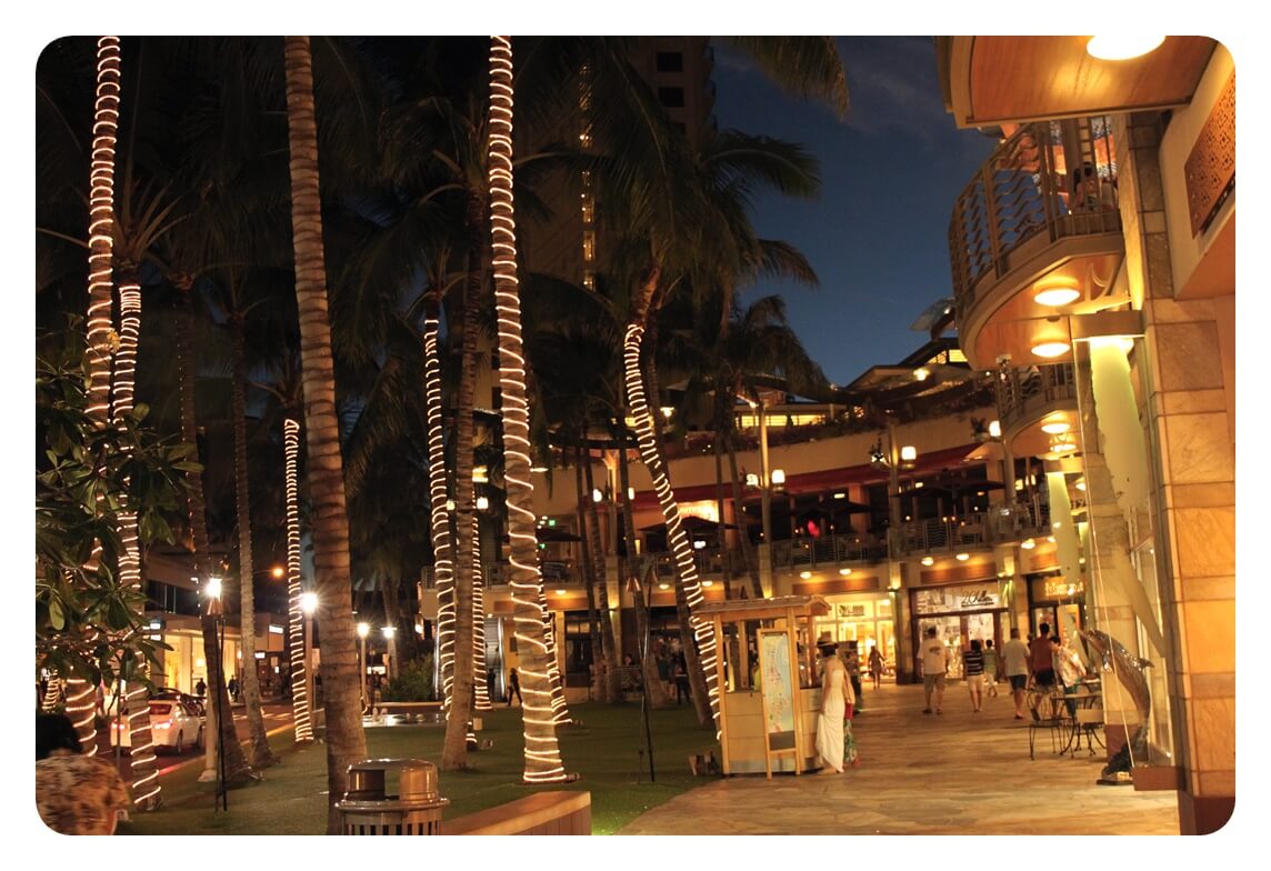 하와이 오아후섬 와이키키 비치 워크 Waikiki Beach Walk 야경과 야자수 매장들을 찍은 사진