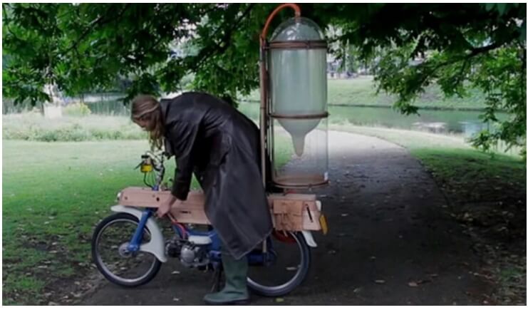  네덜란드 엔지니어, 늪의 메탄으로 달리는 오토바이 개발 VIDEO: Harvesting my own fuel. Plompstation Musispark, Arnhem & first insured test drive on the Slootmotor.