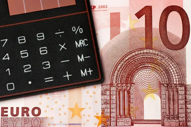최저임금- 유로화 지폐 위 검은 휴대용 계산기