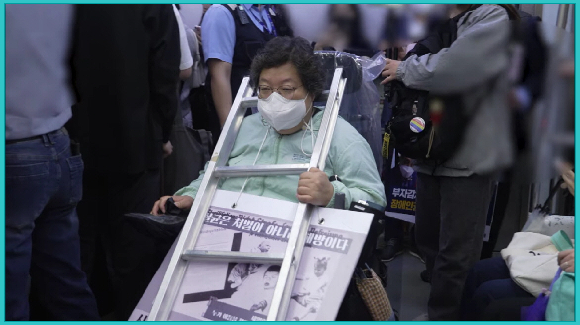 지하철 장애인 시위 개최 중인 전장연의 모습