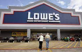 로우스 (Lowe&#39;s Companies&#44; Inc.&#44; 종목코드 LOW) 로고가 있는 매장 입구
