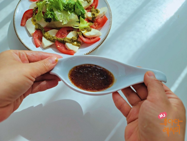카프레제 샐러드 토마토카프레제 샐러드바질페스토 13