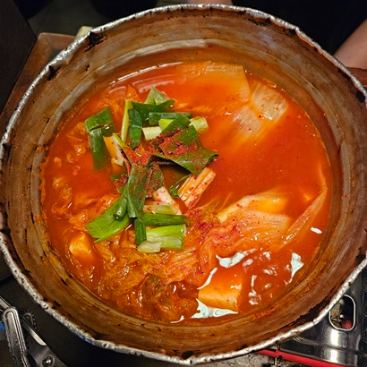 빨간-국물의-통돼지-김치찌개