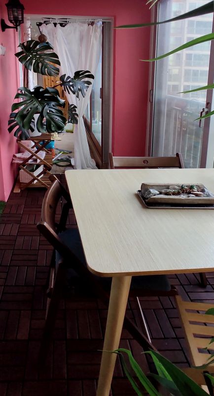 핫핑크색으로 페인팅한 벽면과 테이블