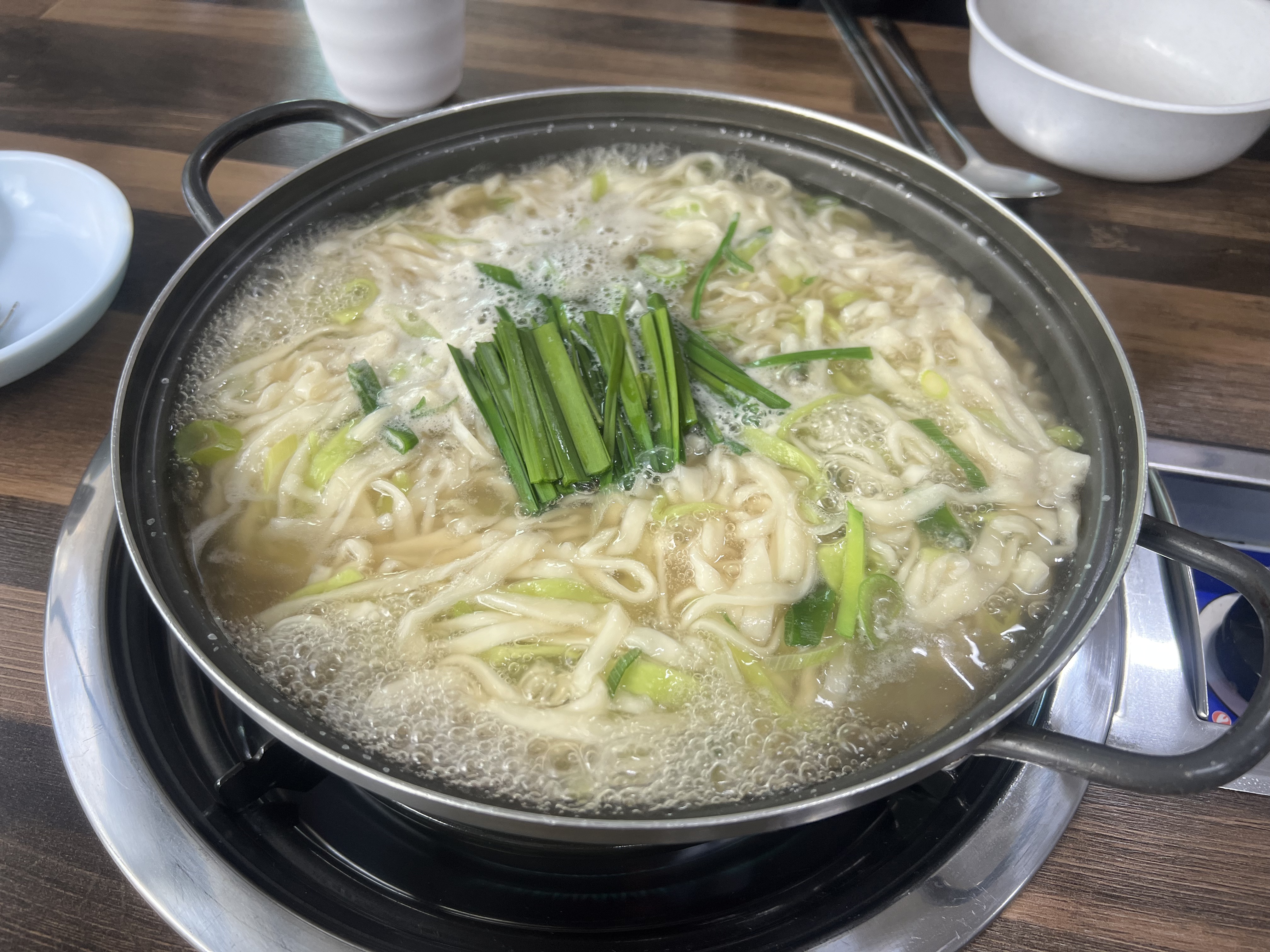  바지락 칼국수는 점심 메뉴로 딱좋아요