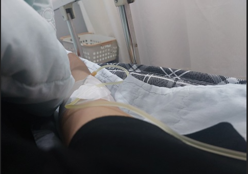 수액맞고있는 사진
