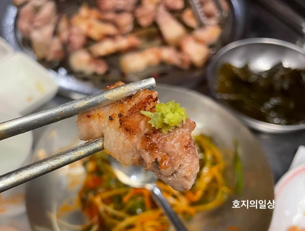 제주 중문 흑돼지 맛집 모메든 식당 - 고기와 와사비 조합