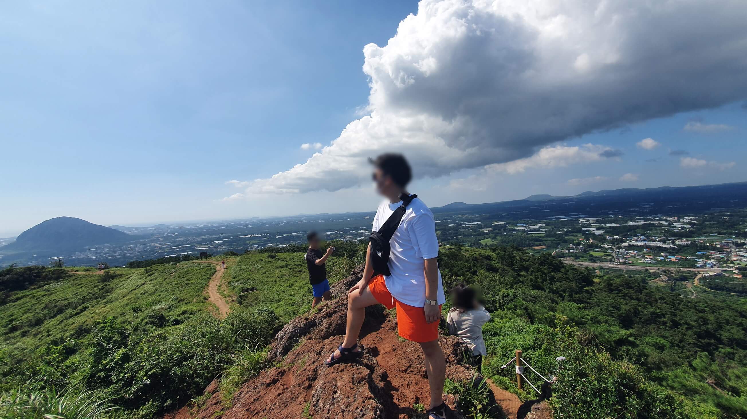 군산오름에서 사진찍는 사람