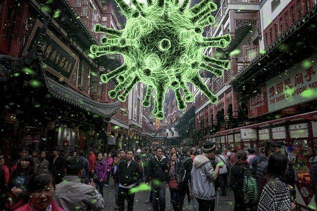 사람들이 많은 거리에 퍼지고 있는 코로나 바이러스를 표현한 사진