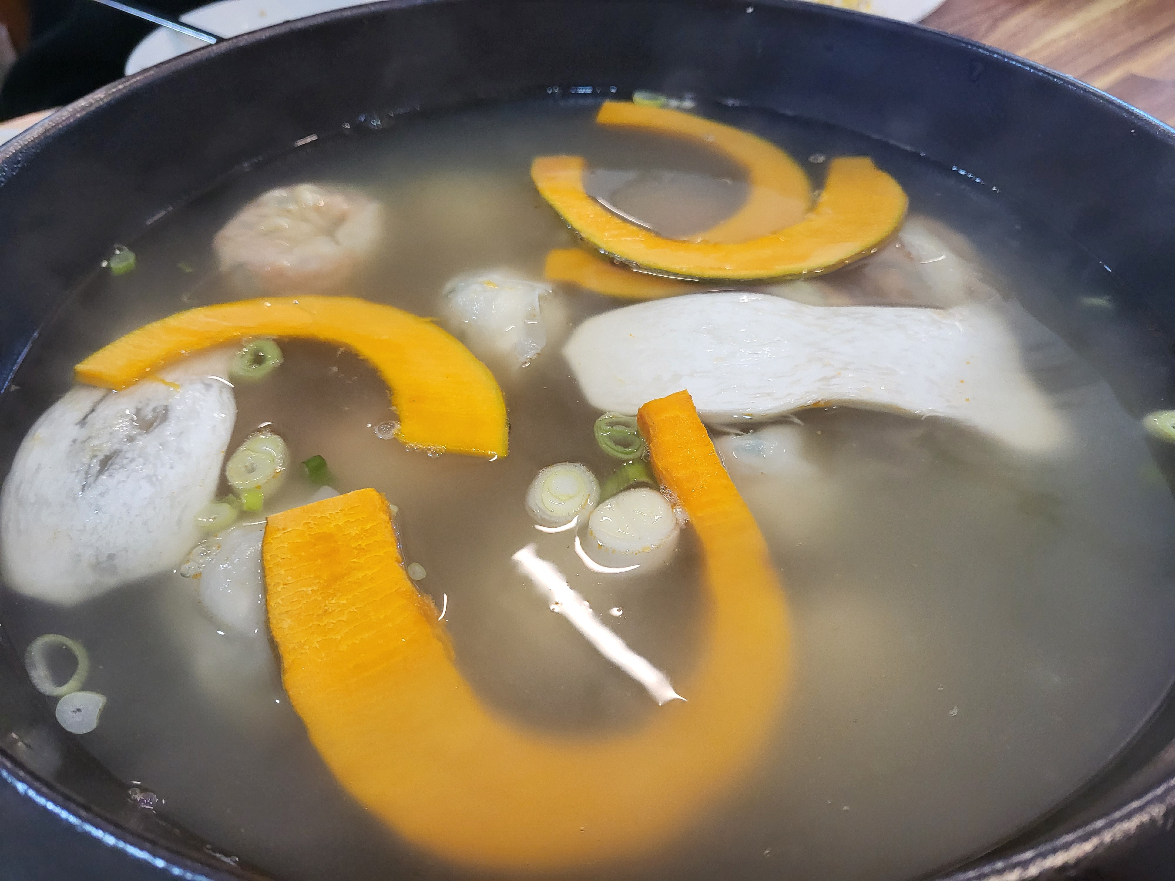 이렇게 갓 나온 육수에 비교적 익는데 오랜 시간이 걸리는 재료부터 넣어준다