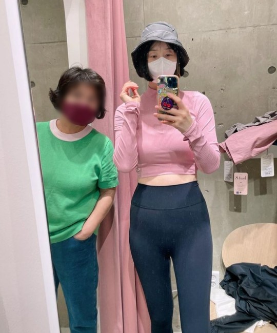  한지혜, 출산 후유증 완전히 씻었나! 착붙 레깅스에 배꼽티 입고 몸매 과시 [사진]