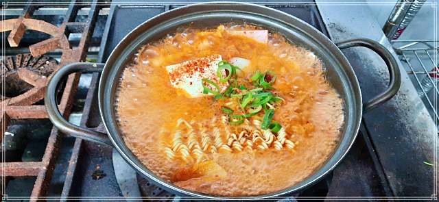 시흥 배곧 맛집 단돈 3천원 돼지 고기 듬뿍 김치찌개