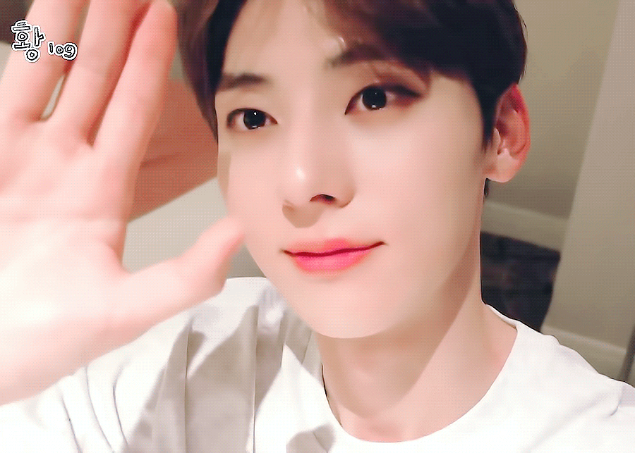 황민현 ファン・ミンヒョン gif