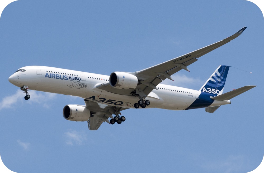 에어버스-A350-여객기-푸른-하늘-비행중