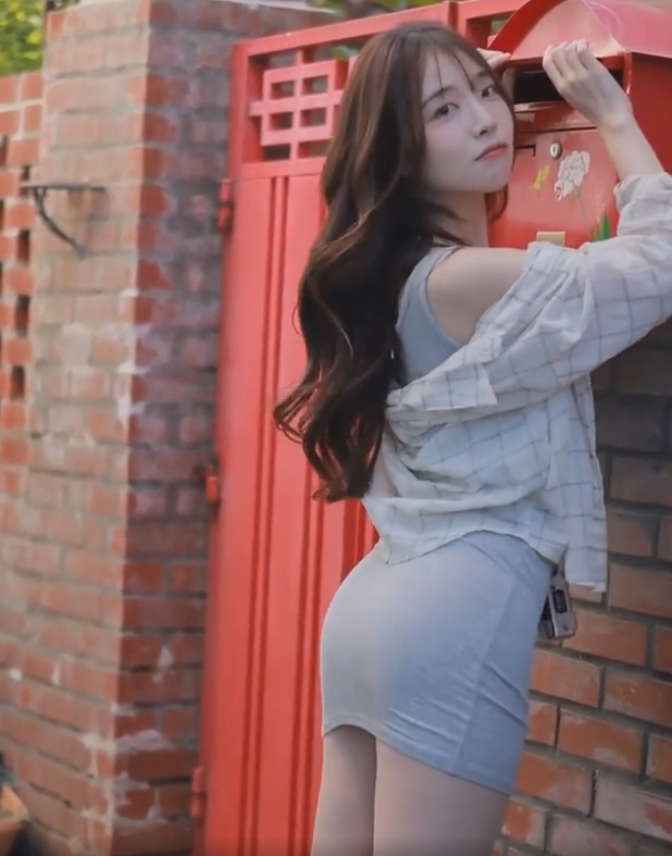  유튜버 리나의 일상 원피스 몸매 움짤 gif