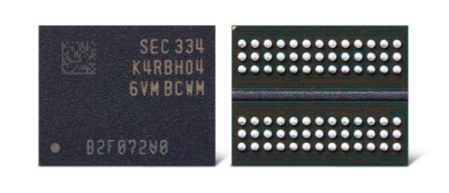 삼성전자가 업계 최초로 개발한 12나노급 32기가비트(Gb) DDR5 D램.