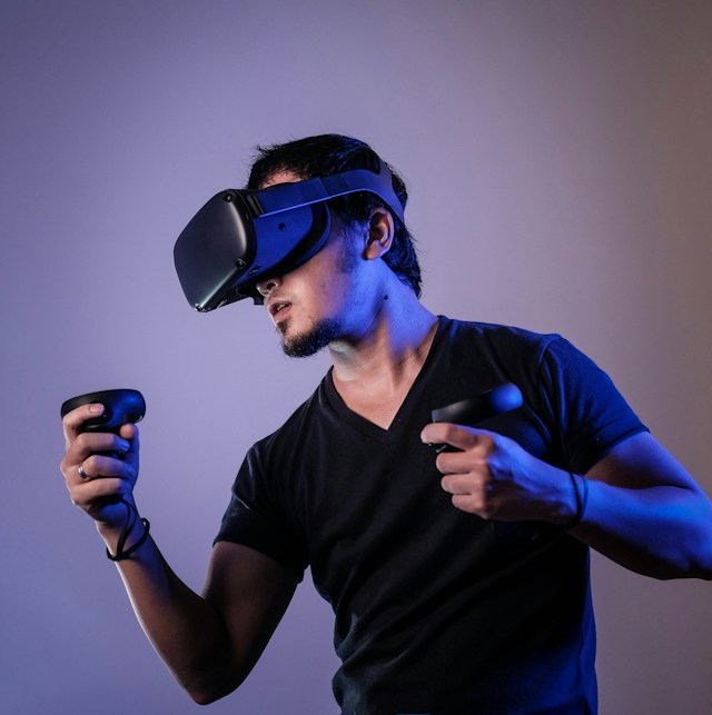 한 남성이 VR 기기를 착용하고 있다