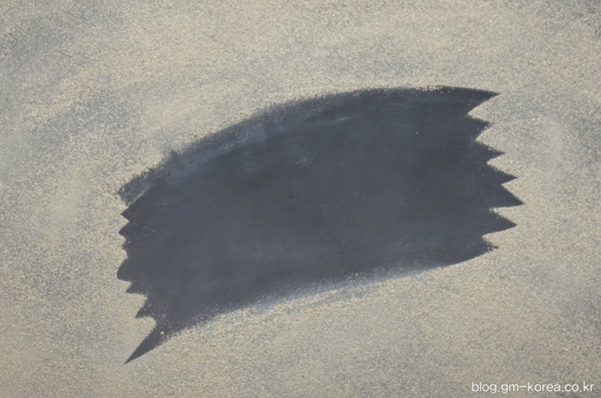 먼지가 많은 자동차 표면