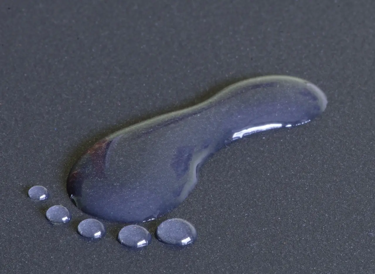 한랭질환 - 검은색 바닥 발바닥 모양의 물방울