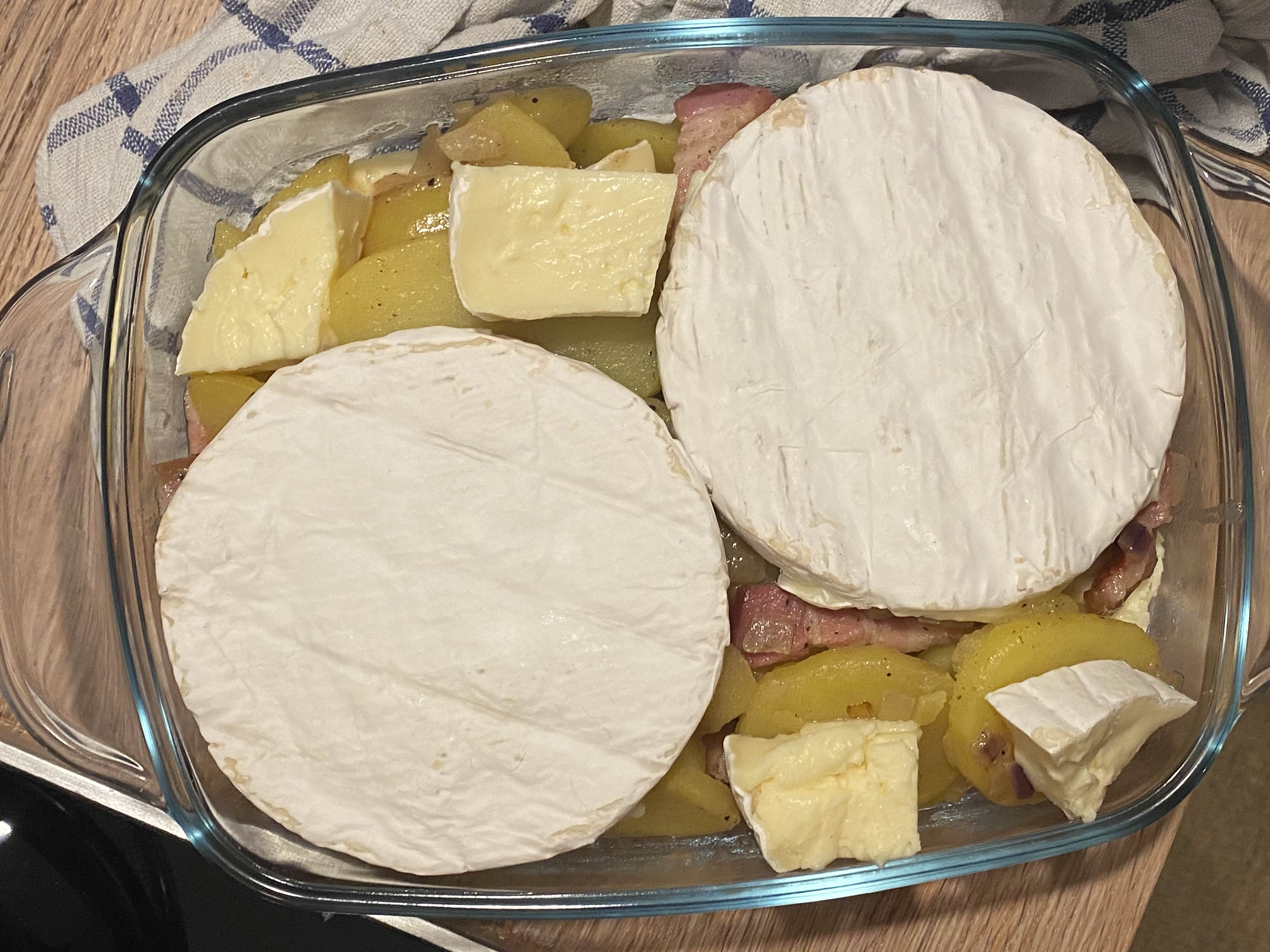 도마-위-오븐-용기-감자-그라탕-까망베르-치즈