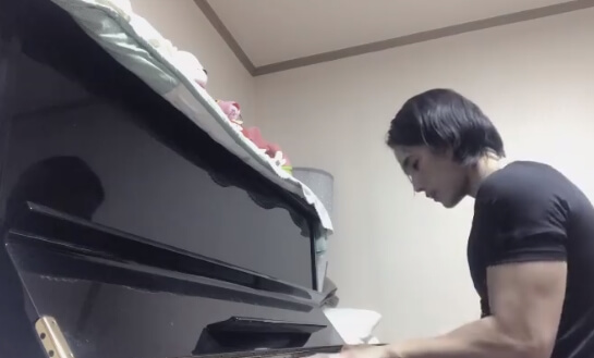 육준서-피아노-치는-모습