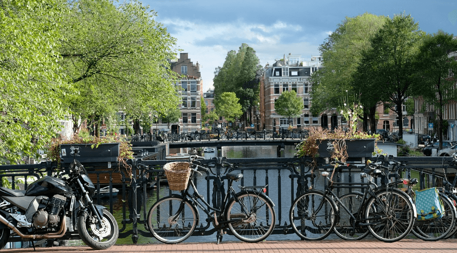 암스테르담 운하 주변 자전거가 세워진 모습