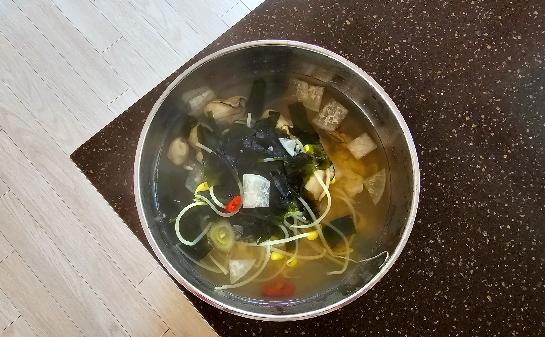 뜨끈한 굴국밥 맛있습니다.