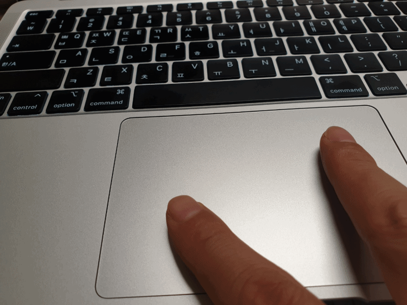 검지와 중지를 떼었다가 붙임