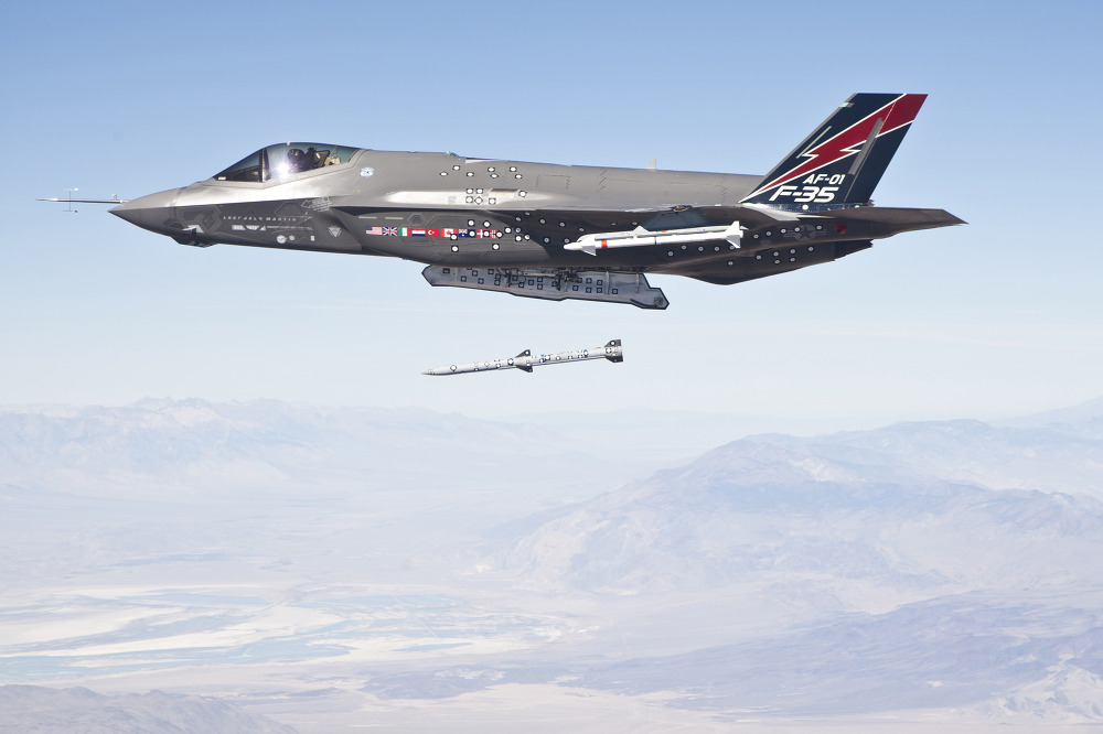 폭스쓰리 폭스쓰리! AIM-120 암람 미사일을 발사중인 F-35 라이트닝 전투기.