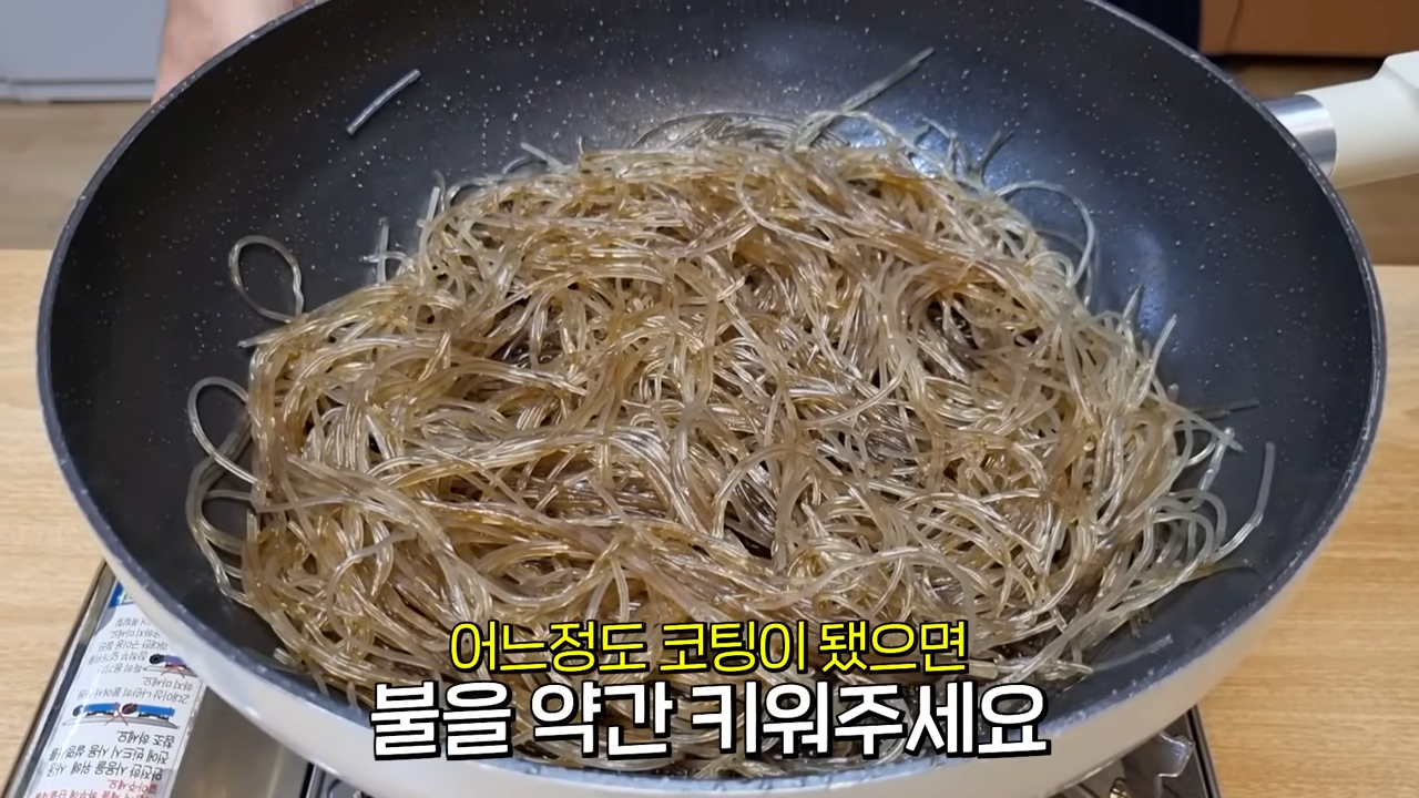 "후라이팬 1개면 끝납니다" 딱 5분이면 하루가 지나도 절대 불지않는 탱글탱글한 잡채 만드는 방법