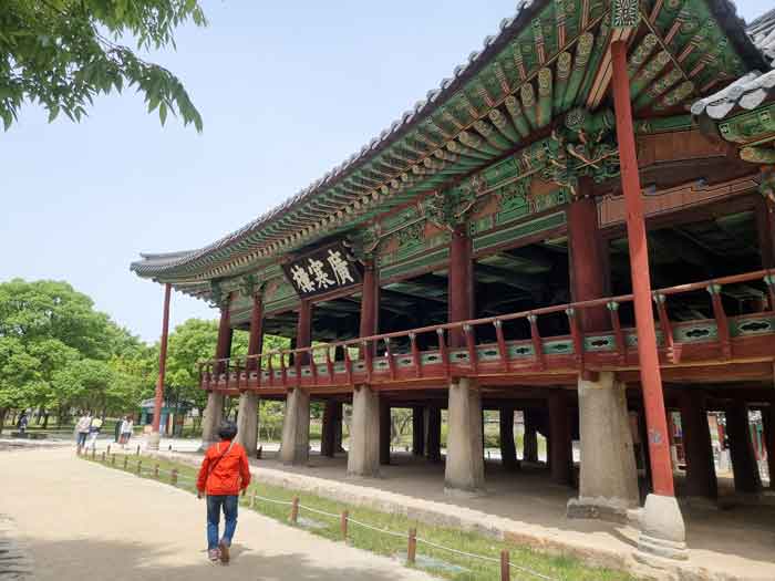 광한루 아래에서 찍은 사진