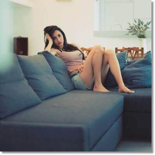 소파에 앉아 있는 우울증 여성